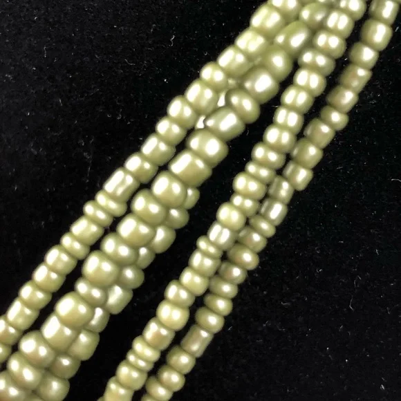 Beaded Necklace with Glossy Painted Shell Pendant Green & Black - Picture 3 of 8